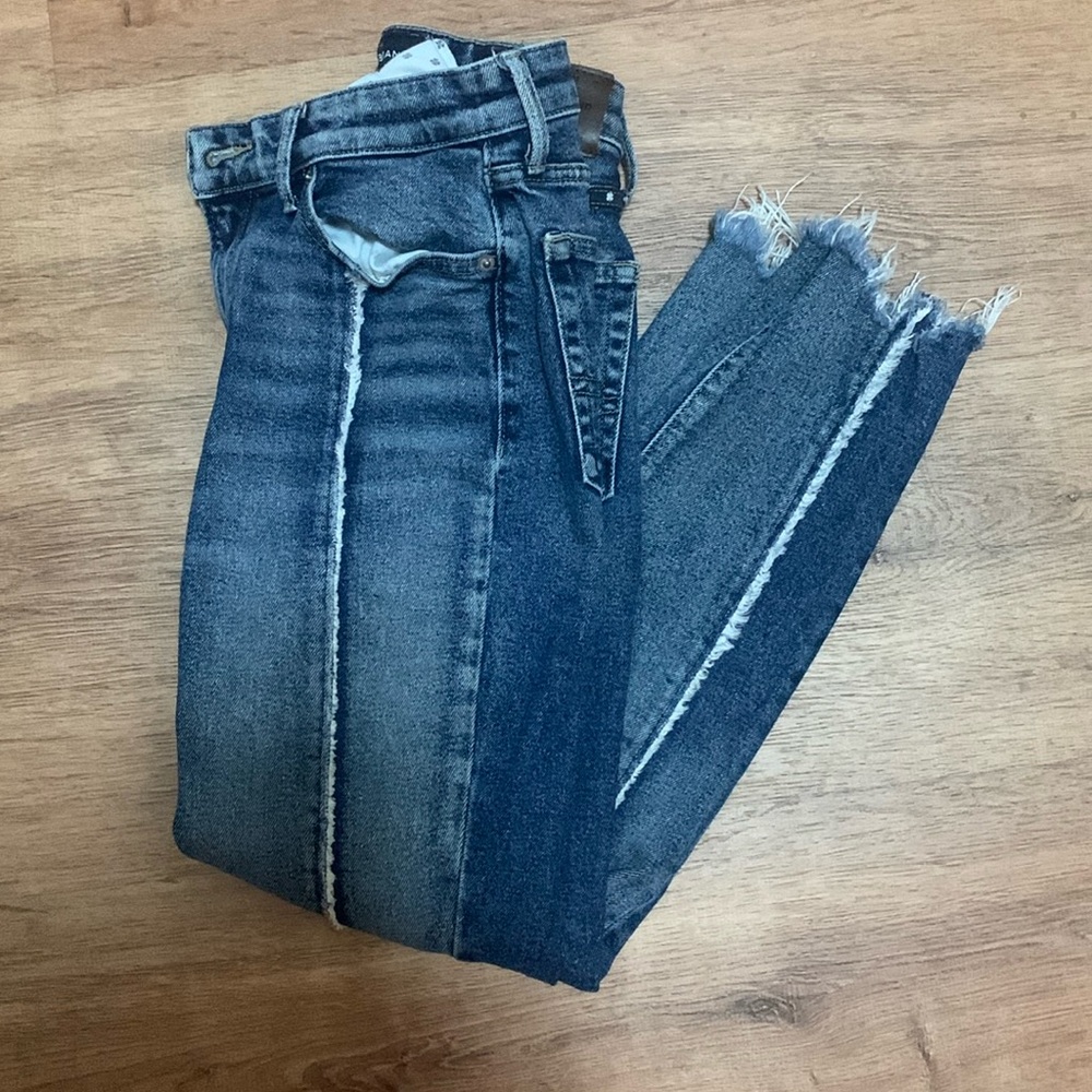 Lucky Brand skinny jean with outside seam size 2/26